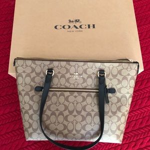 Coach Signature Tote / Large Purse